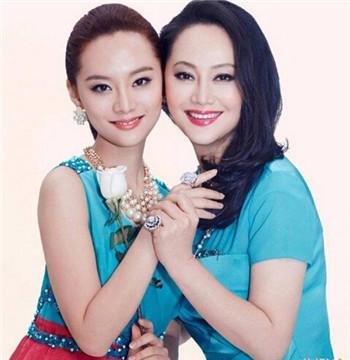 宋佳获奖后第一束花是闫妮送的