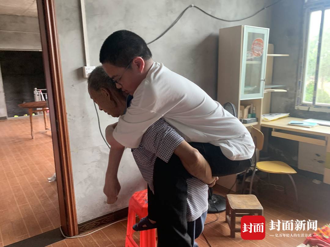 父亲背负12年肌无力少年高考624分
