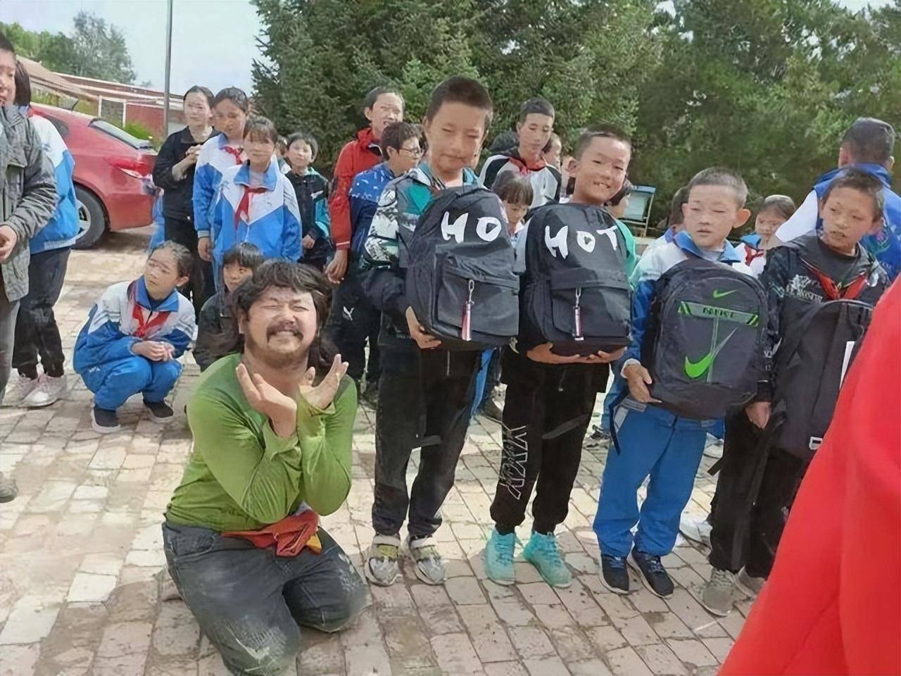 跪行巨人胡雷，捐献洁净之举