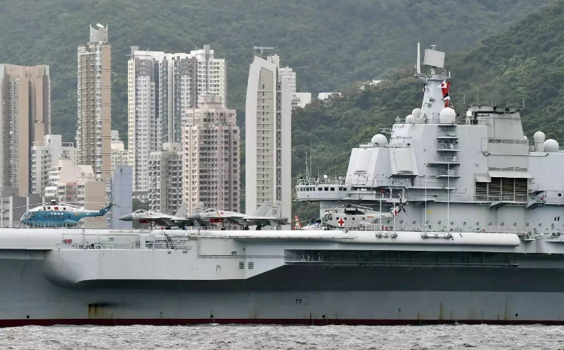 山东舰航母抵达香港，舰载机停满港区盛景再现