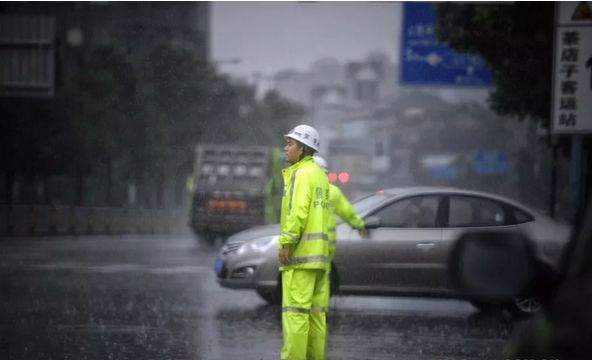 成都大暴雨多地积水市民出行