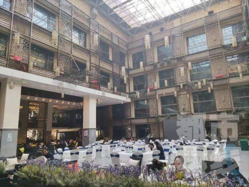 郑州一五星级酒店摆地摊日入3万，国际时事新闻透视