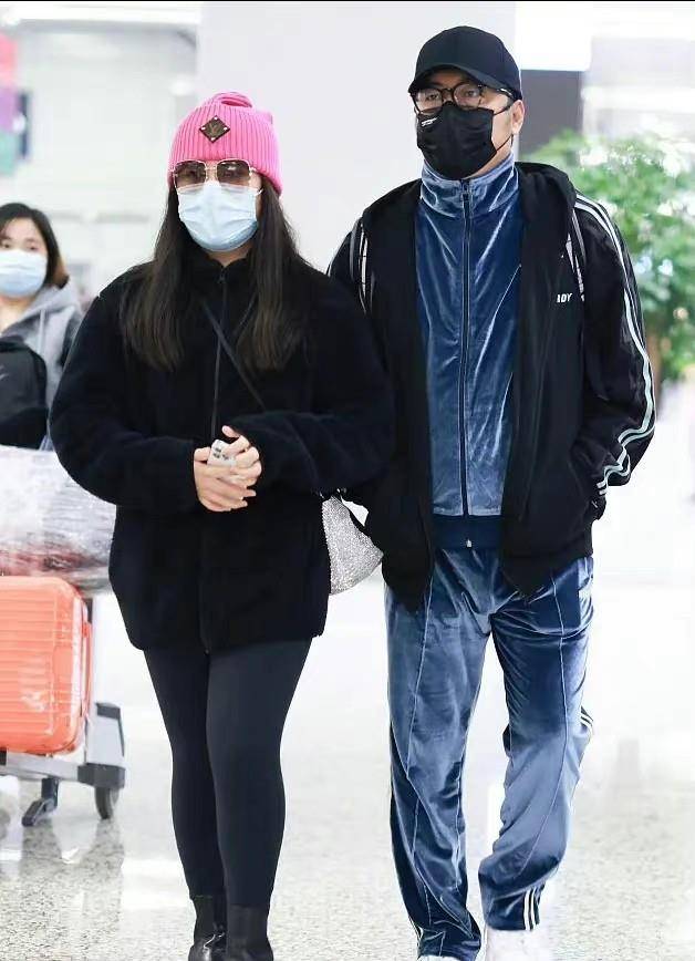 王岳伦机场接王诗龄，国际时事下的温馨瞬间
